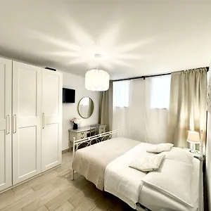 Charming In Center Apartment